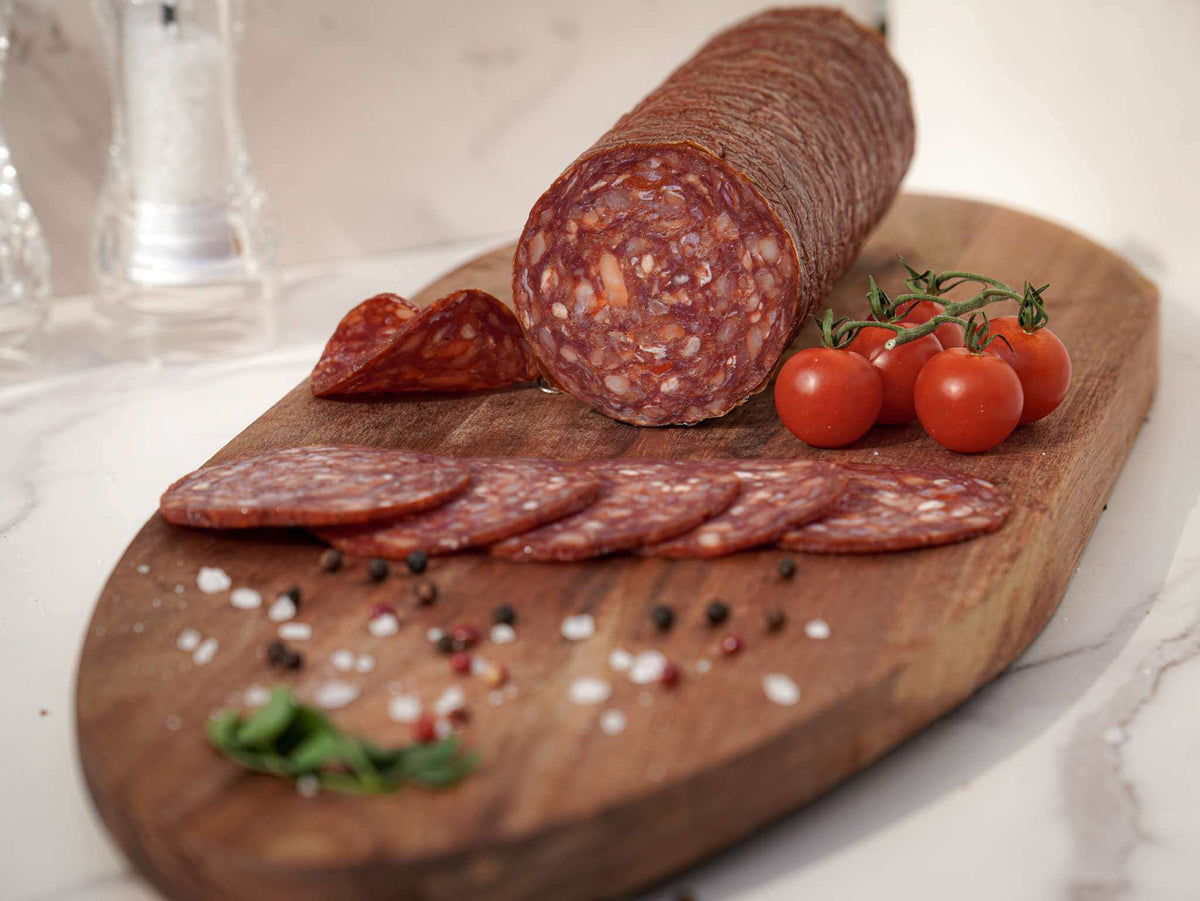 Bosanski Juneći Kulen pikant mit intensiver Balkan-Gewürzmischung und 70 Prozent Rindfleisch