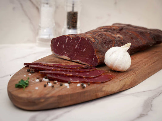 ramstek mit knoblauch aus 100 prozent reinem rindfleisch in luftdichter verpackung