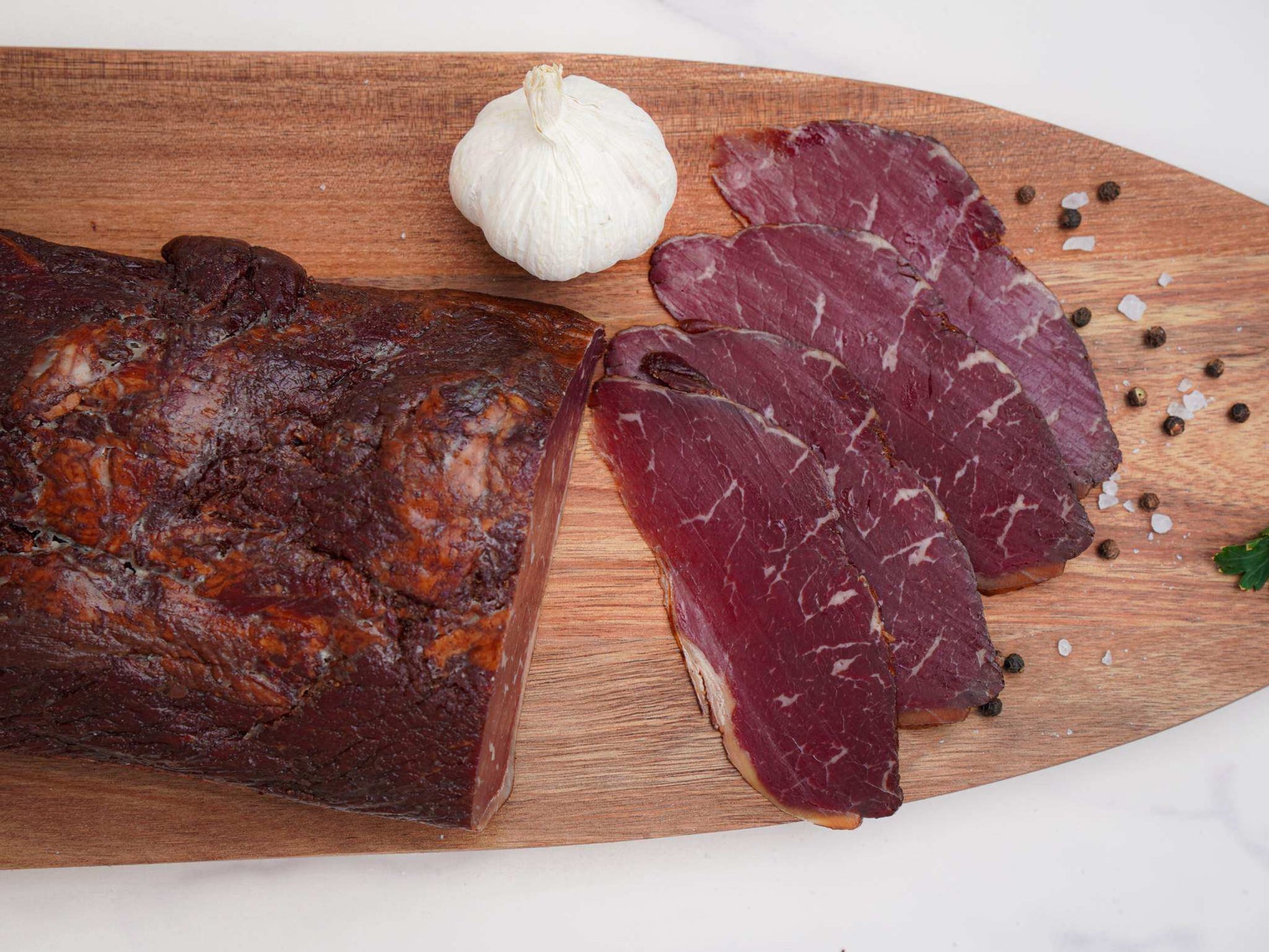 Juicy ramstek sa bijelim lukom mit 100% reinem rindfleisch und knoblaucharoma
